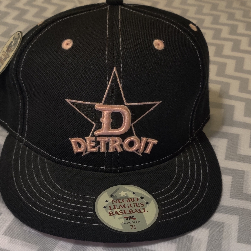 Headgear, women's flat bill, fitted baseball cap.
